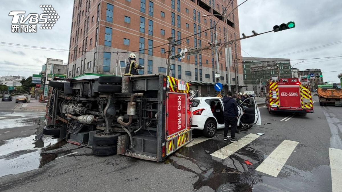 快訊/桃園驚悚車禍!消防車「遭撞側翻」 小客車爛毀7人傷