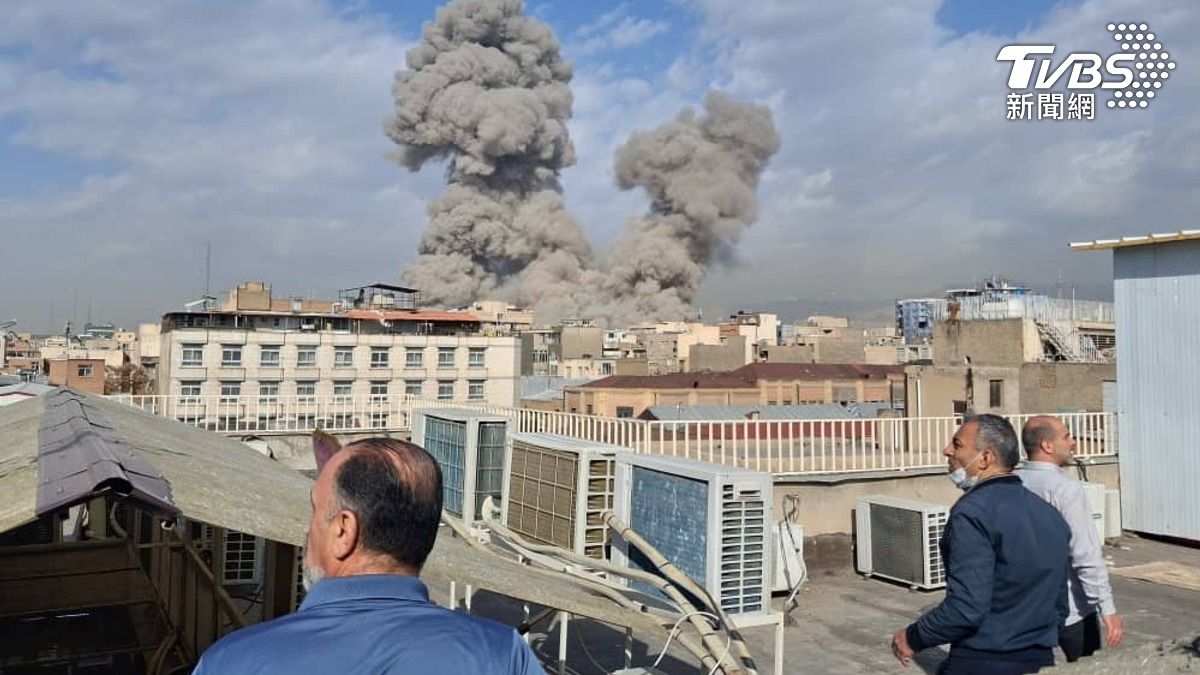 不只德黑蘭!伊朗多城市遭炸 民眾目睹竟大笑:領袖的住所