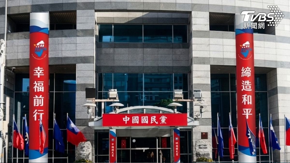 影音/主視覺改紅色! 國民黨大門將裝「2樓高圓柱」