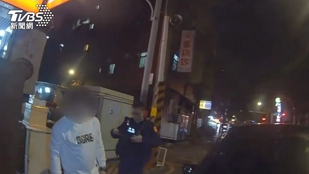 有片/誇張毒駕!中和小轎車失控甩尾撞分隔島 車藏喪屍煙彈