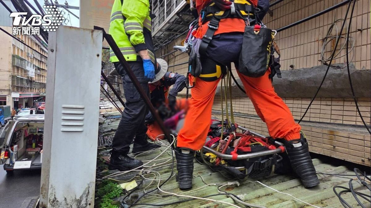 快訊/汐止墜樓意外!7旬婦3樓落下「卡遮雨棚」獲救
