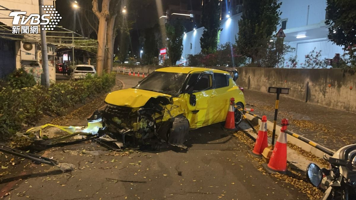 有片/員警前甩尾擦撞護欄!新北酒駕男跑給警追又自撞路樹斷腿