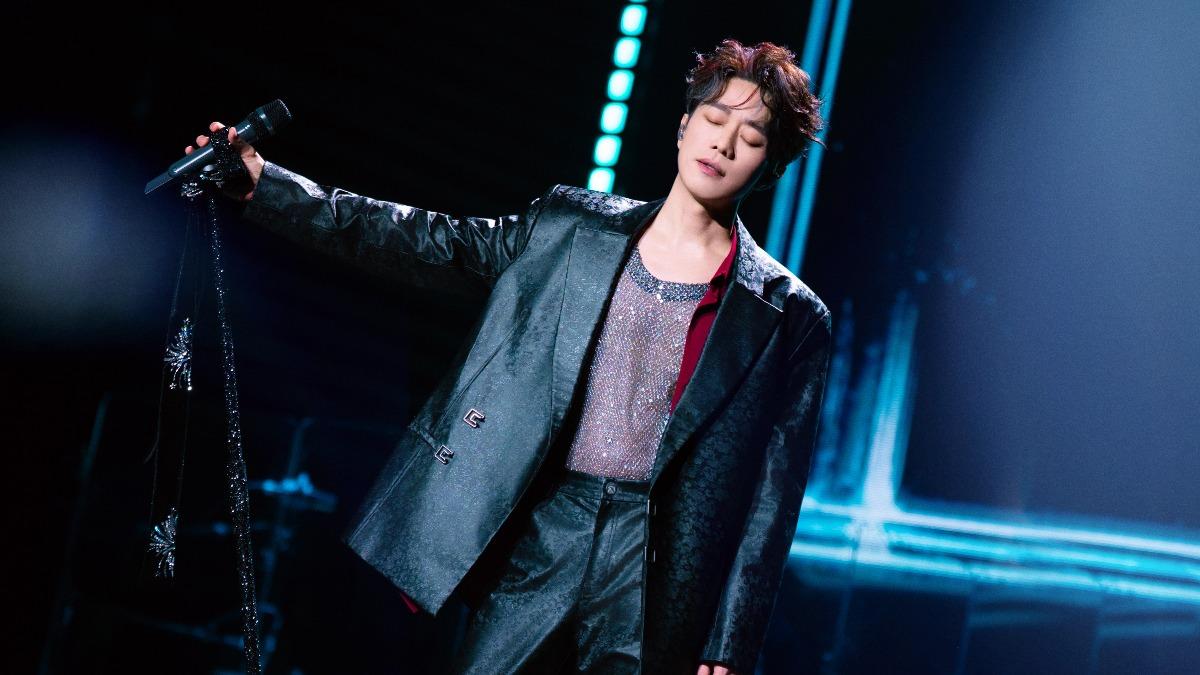 張棟樑唱一半台上淚崩!背對偷擦眼淚被抓 投降:我是烏龜