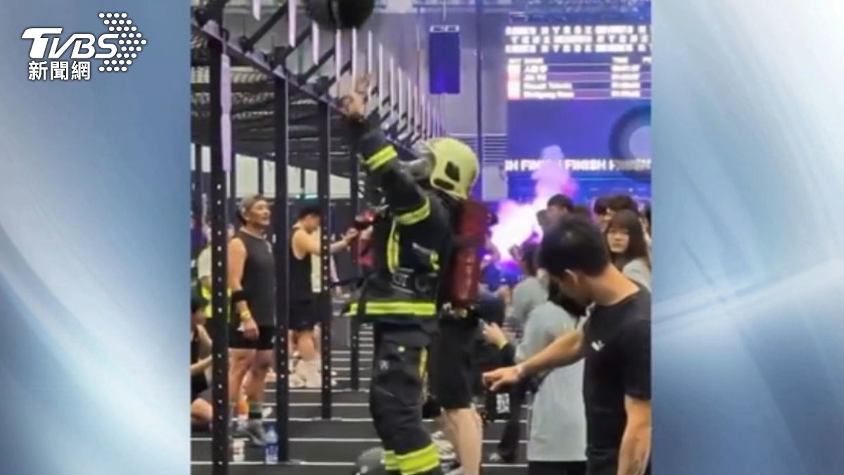 影音/消防員穿20公斤裝備挑戰國際健身賽 1小時38分完賽