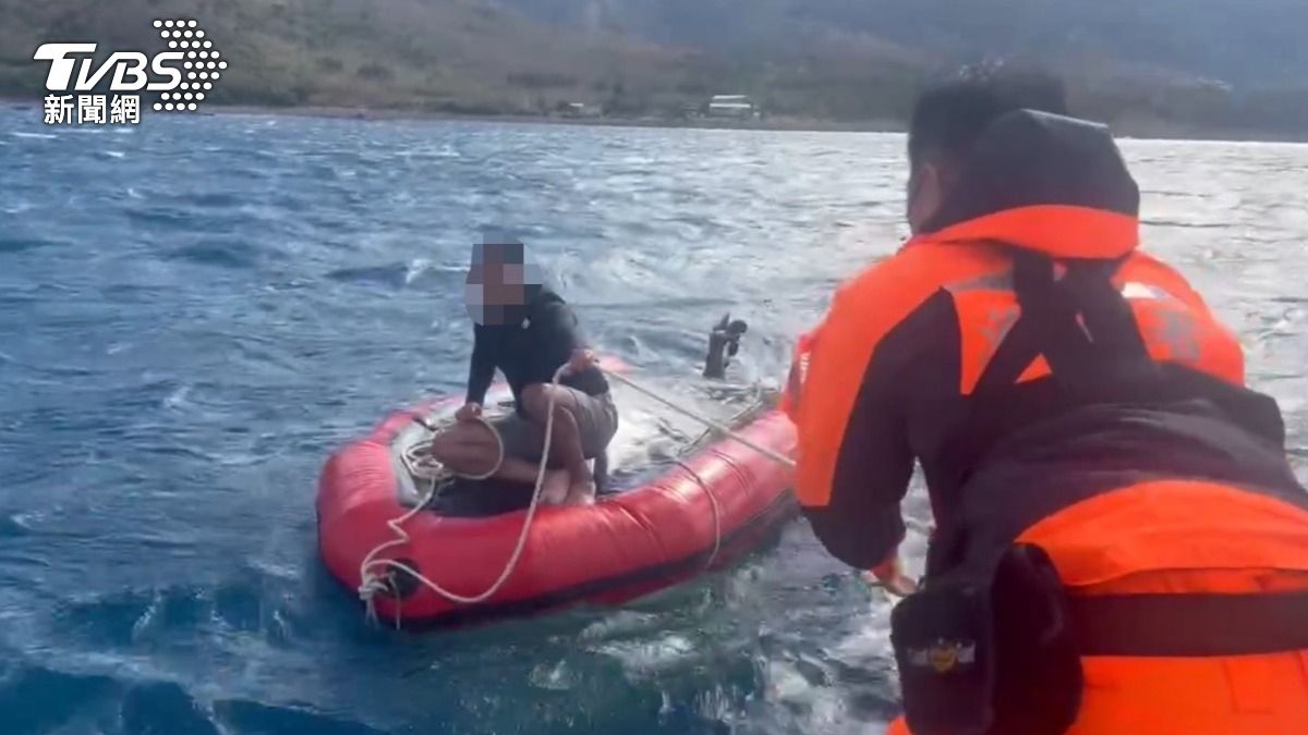 驚險10分鐘!屏東男橡皮艇翻覆落海 趴船身載浮載沉獲救