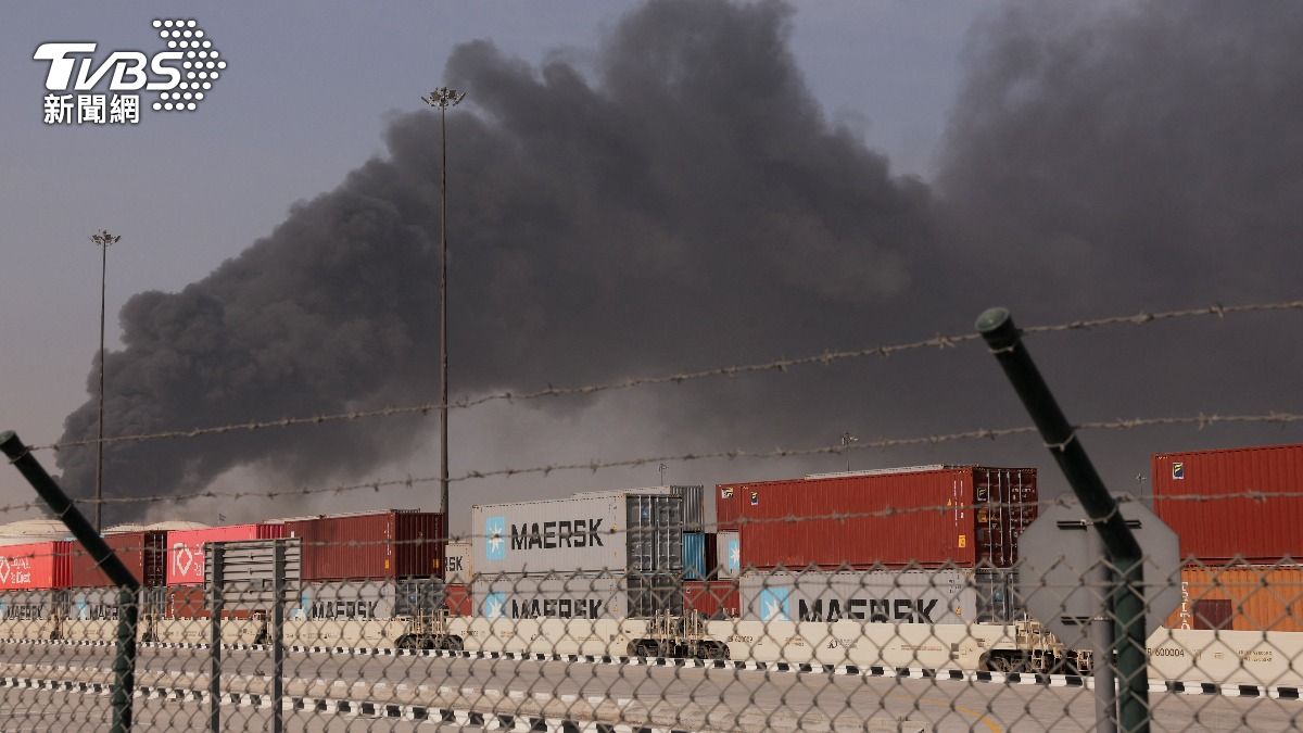 伊朗無差別報復!杜拜、卡達又被轟 阿曼首遭空襲「商港竄黑煙」