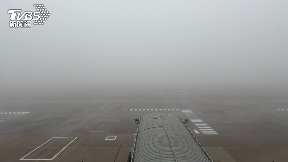 濃霧特報發威!金門機場霧茫茫9班機取消 小三通船班也暫停