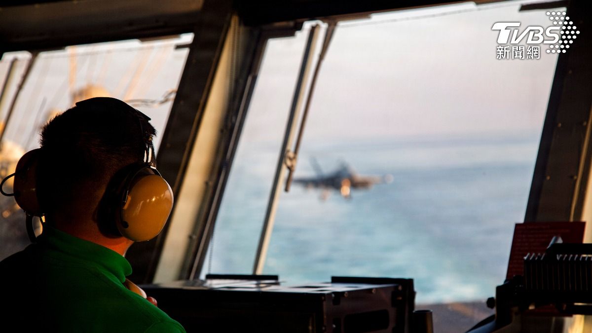 衛星圖揭伊朗海軍第2天軍艦翻覆半沉 軍事專家:美以完全取得制空權