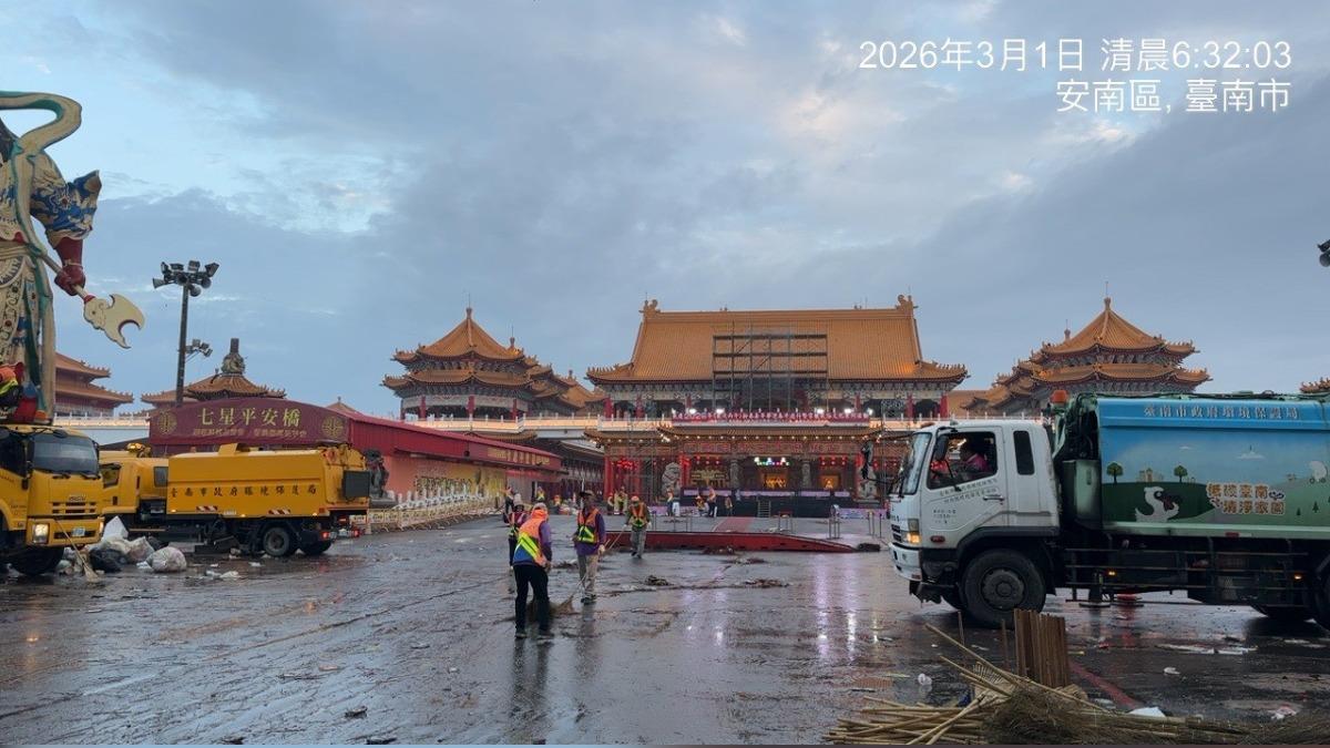 台南鹿耳門聖母廟煙火秀活動 環保局4小時清出24公噸垃圾