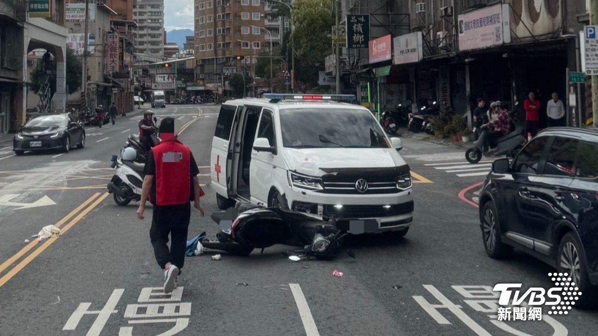 民間救護車鳴笛也出事!逆向撞飛騎士 傷者臉著地