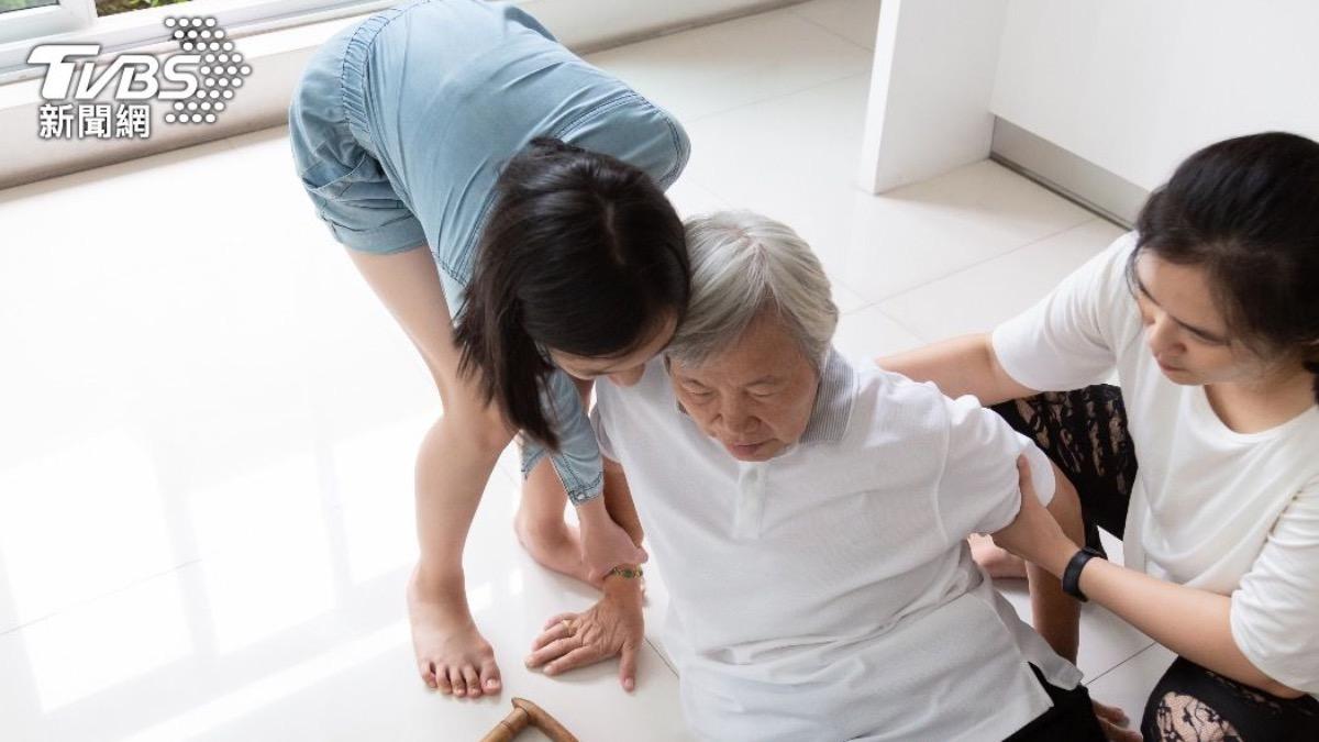 跌一下死亡風險暴增8倍!醫示警:「中高齡者」最致命