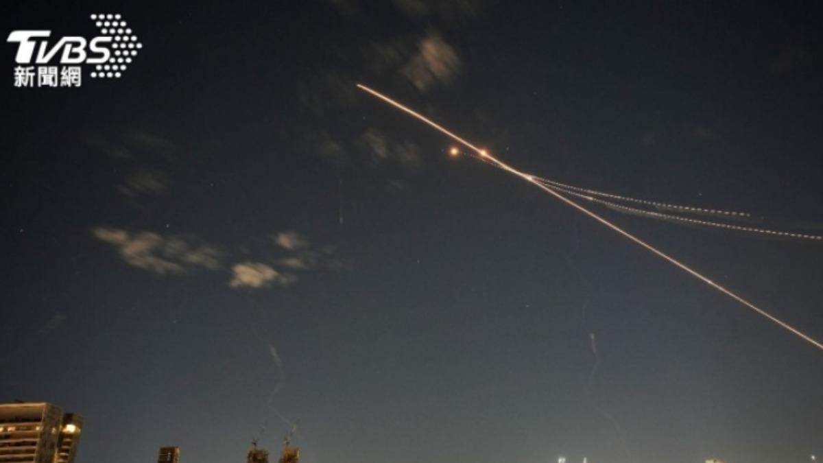 伊朗報復攻擊以色列釀8死!記者直播遇空襲 驚險畫面曝光