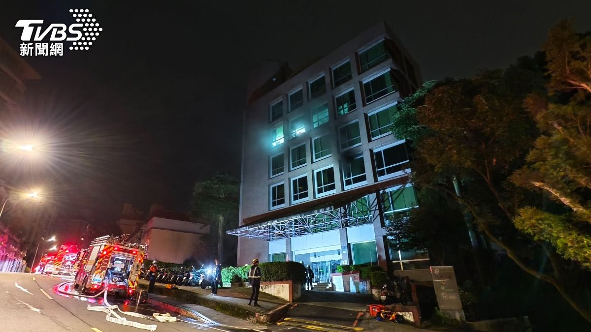 內湖公視大樓凌晨火警！3樓客家電視台起火　外窗猛竄濃煙
