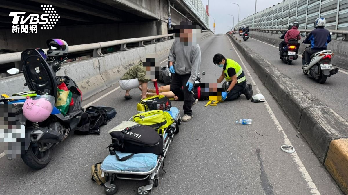新北浮洲橋嚴重事故!21歲男無照騎車撞分隔島 慘摔命危