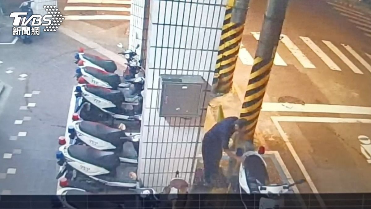 舔指驗車遭處分!基隆所長貼「夜洗30車」影片喊冤:就他不洗