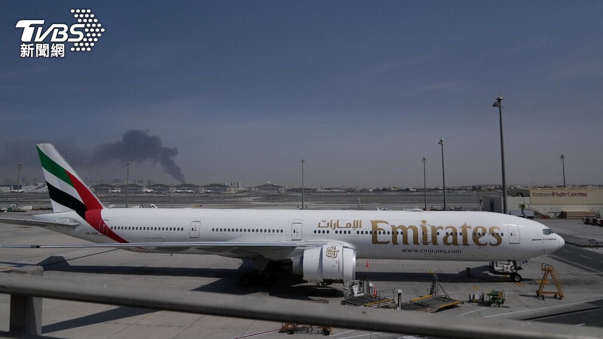 杜拜機場開了!阿聯酋航班順利起飛離境 吸14萬人線上追蹤