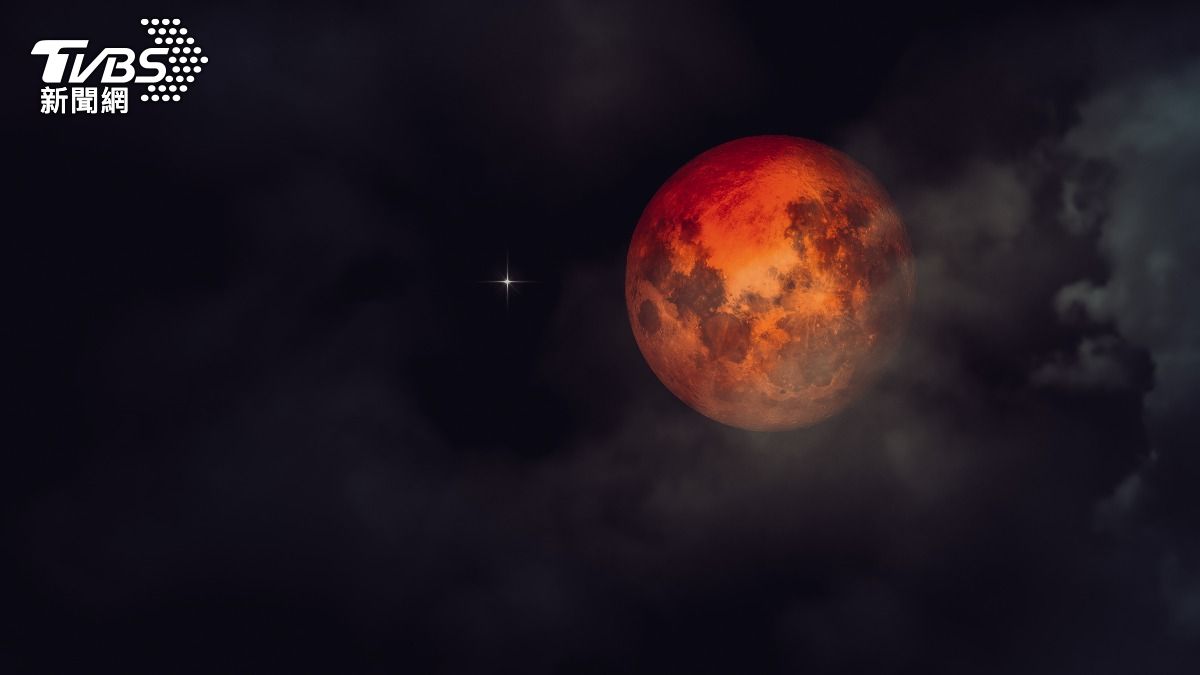 元宵血月將臨！民俗專家警告亂出門恐招晦氣　「兩時段」招財祈福最靈