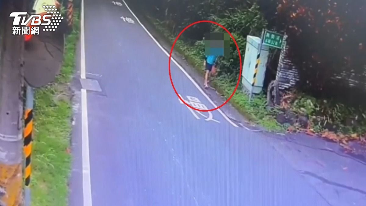 駕駛注意!淡水光頭怪男「突衝馬路」險撞 警一查竟是慣犯