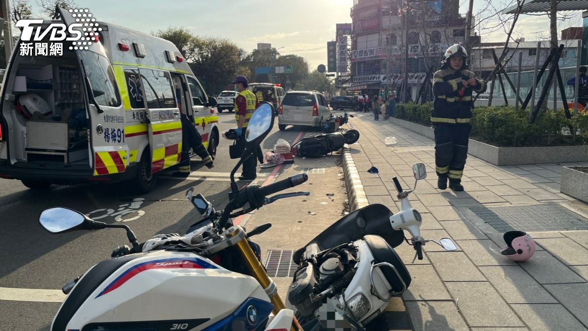 有片／楊梅驚悚車禍！疑癲癇發作「猛撞4機車」　騎士慘噴飛