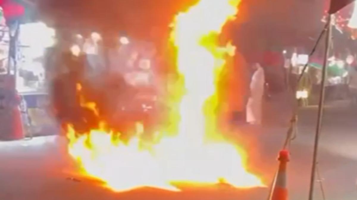 影音/澎湖元宵市集竄火舌!2男寶特瓶裝汽油玩火 嬉笑遭訓斥