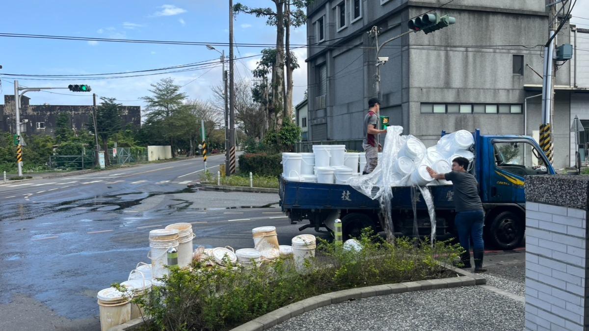 影音／宜蘭小貨車「濃縮肥料」灑滿地　臭氣飄數公里居民崩潰拉水管沖