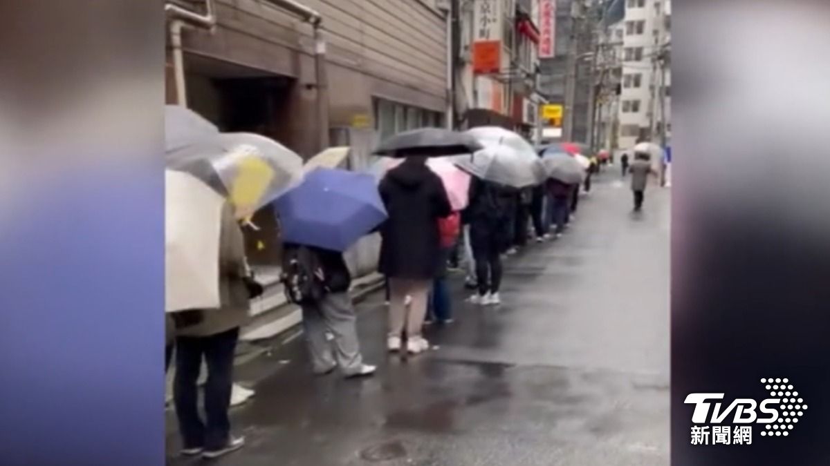 影音/500球迷搶排! 東京限定TEAM TAIWAN帽T秒殺 超商、披薩也幫中華隊應援