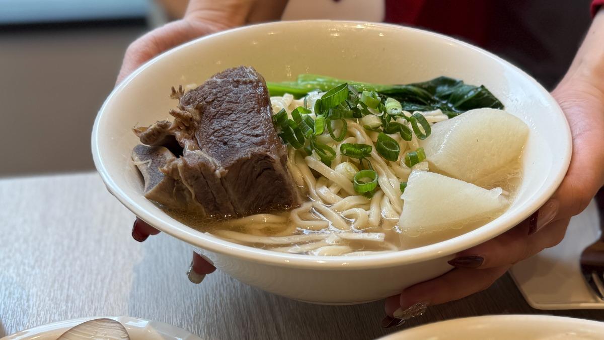 八方雲集開賣牛排麵 與梁社漢推「一麵一飯」350元開吃
