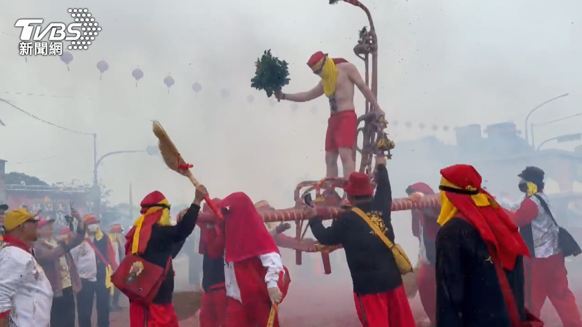 Foreign students join Taiwan’s vibrant Han Dan festival