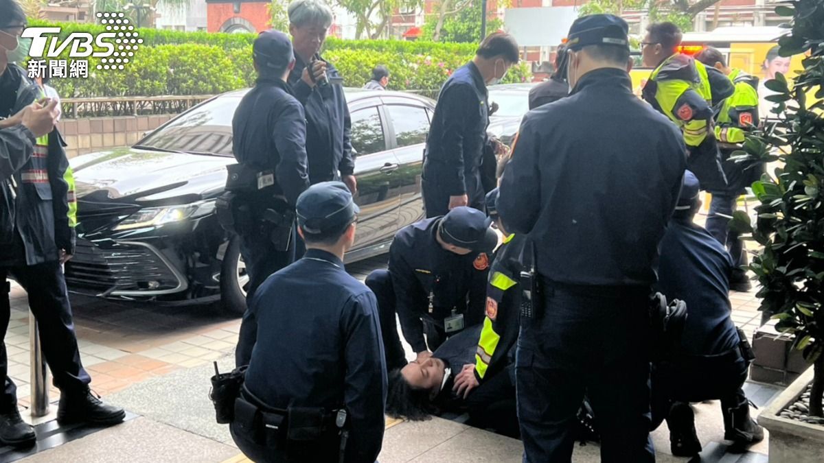 卓榮泰台美關稅專報ing　長髮男「疑酒醉」闖立法院被制伏