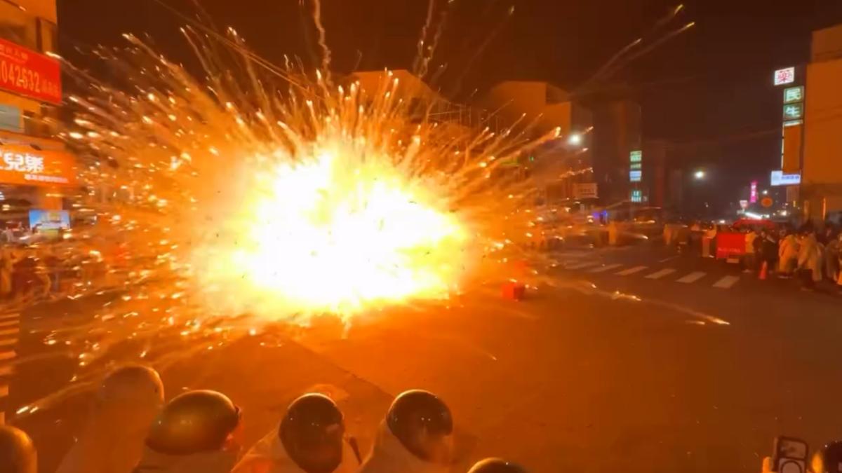 鹽水蜂炮新招! 路口「岩漿爆發」場面震撼 加碼15秒點燃令