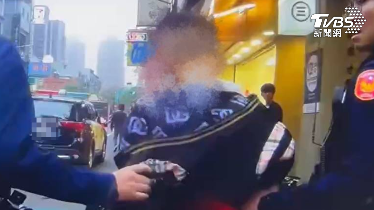 越南移工兼差詐團收水手!遭警埋伏 查獲3萬贓款及多提款卡