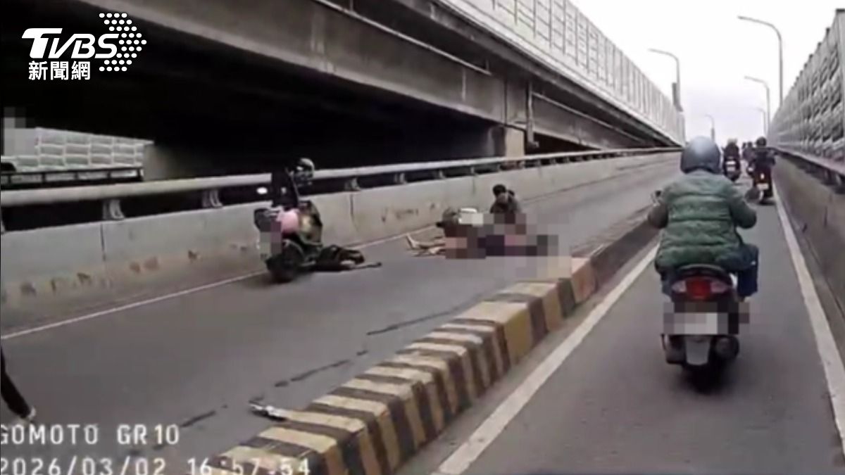獨家/無照騎士自撞浮洲橋分隔島!彈飛汽車道 命危搶救中
