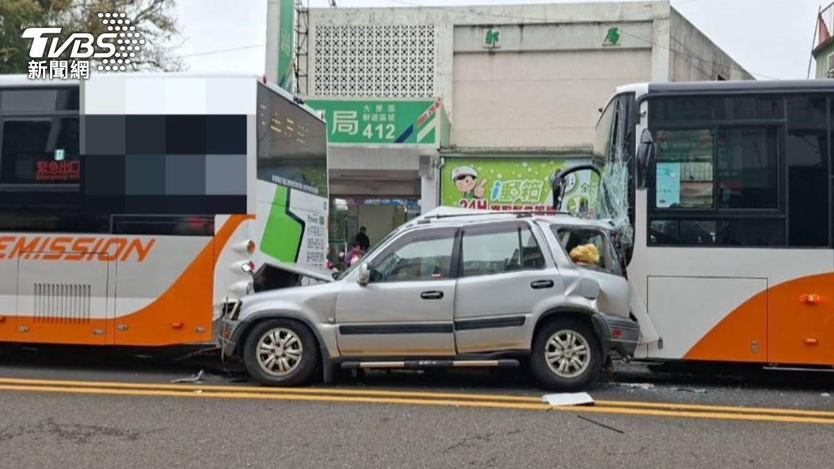 有片/台中大里休旅車遭2公車夾擊 駕駛乘客受傷送醫