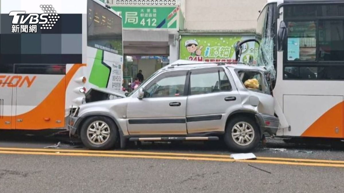 公車駕駛恍神釀禍！休旅車「遭三明治夾擊」前後凹陷　2人受傷送醫