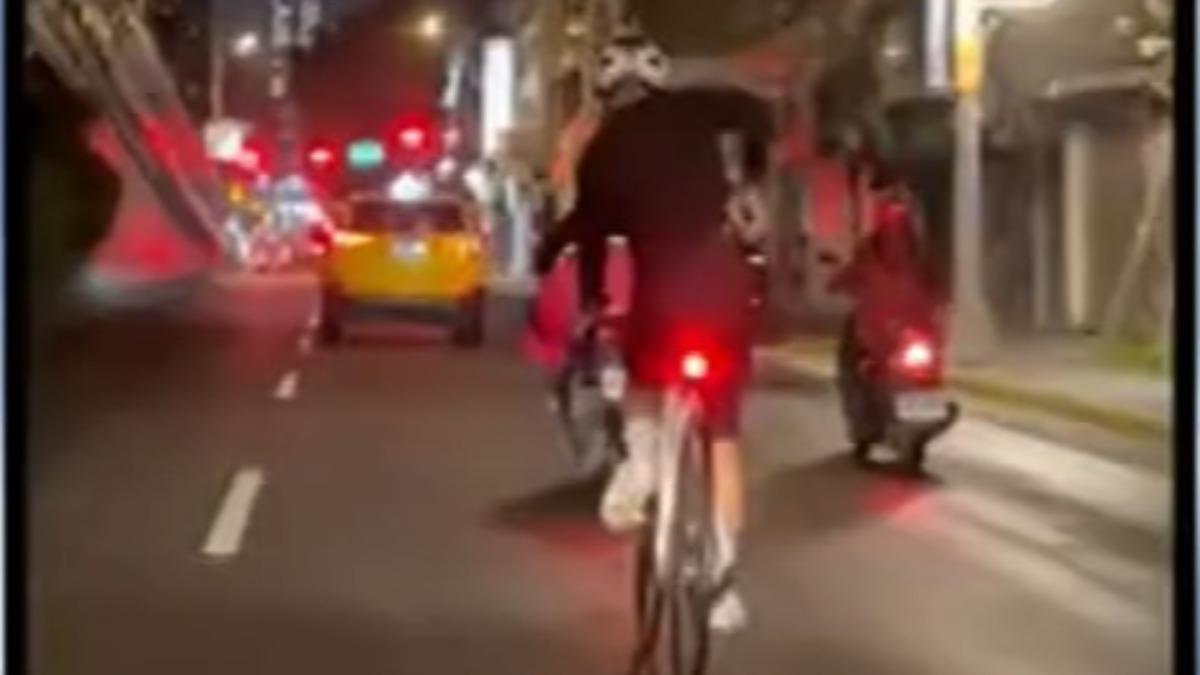 單車騎士追計程車!當街攔車爆口角 基隆路塞爆