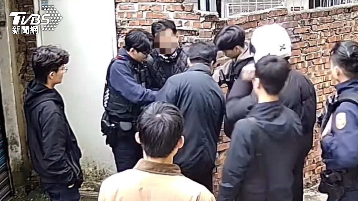 影音/車手落網崩潰大哭!辯「家境困難」博同情 警查扣50萬贓款