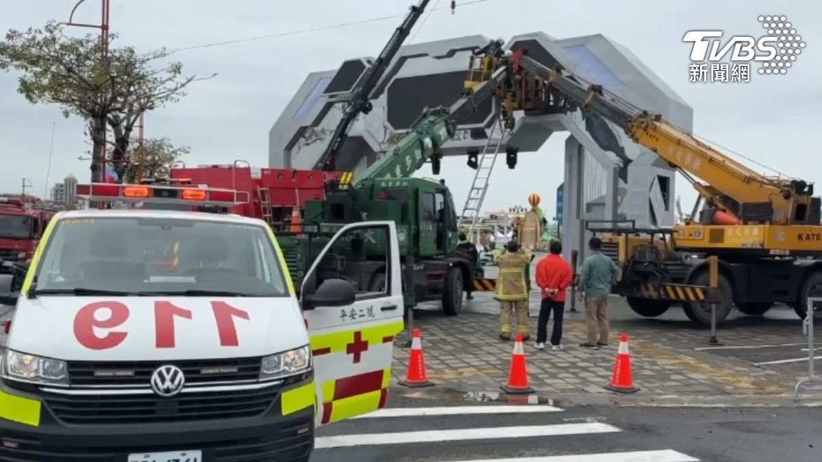 台灣燈會主燈剛被預言「當心」就爆意外 工人左手卡拱門慘叫