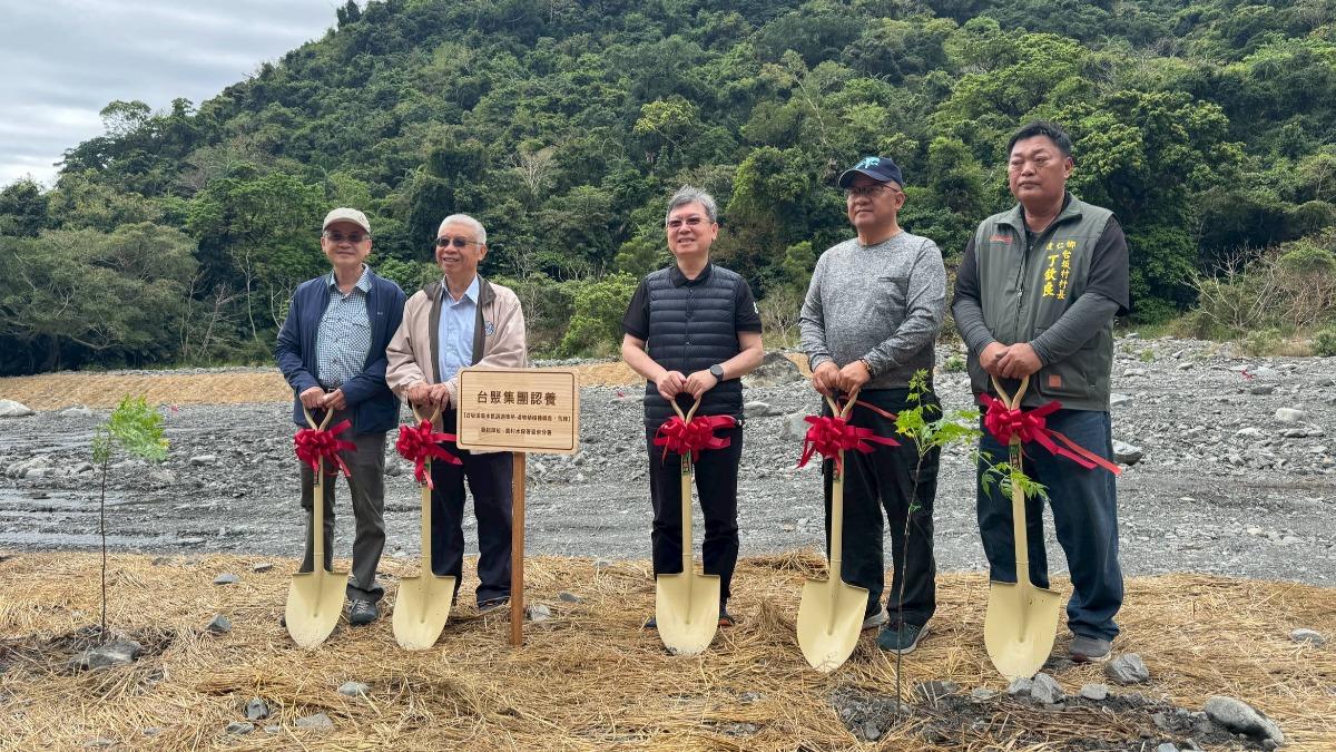 搶救台坂溪 農村水保署攜手企業等赴集水區種樹