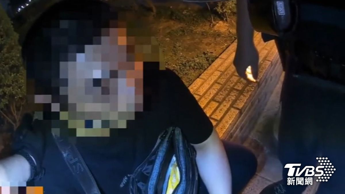 板橋車站禁菸區吞雲吐霧被盯上 包拉鍊全開「55萬贓款」曝光