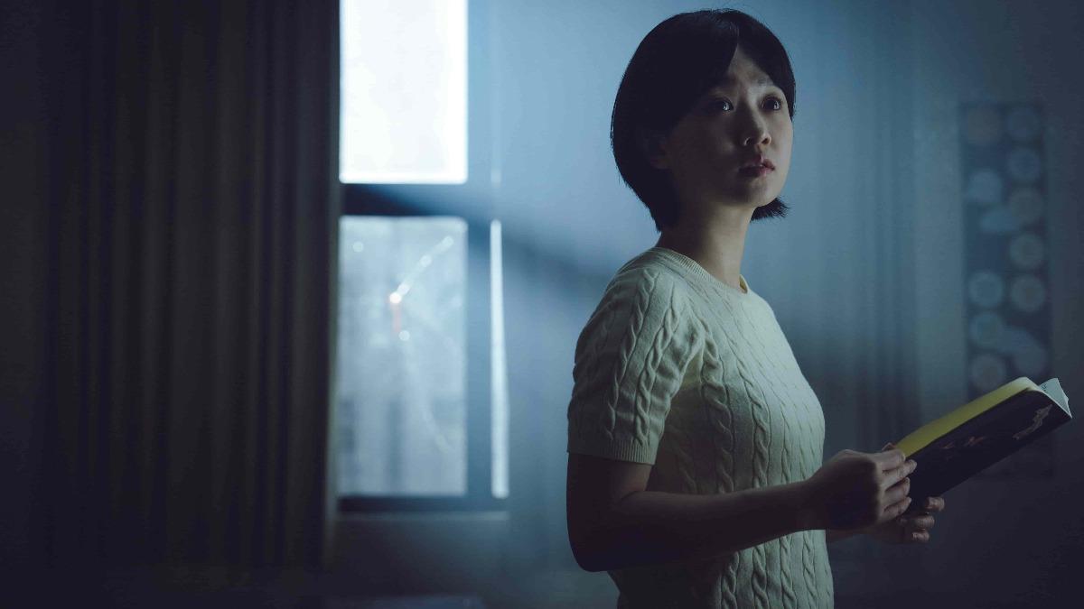 迷因梗「死亡之握」躍上大銀幕 嚴正嵐、涂善存《鬼牽手》觸恐怖詛咒