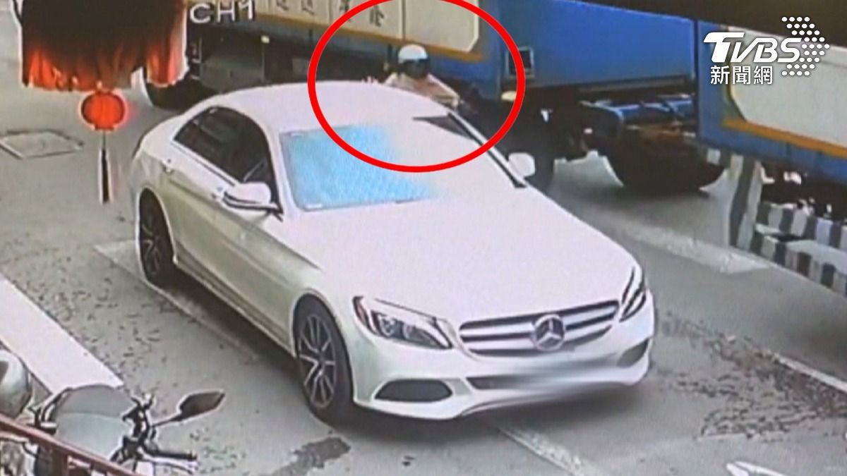 違停買飲料害女騎士「夾2車中間」倒地 遭聯結車後輪輾斃