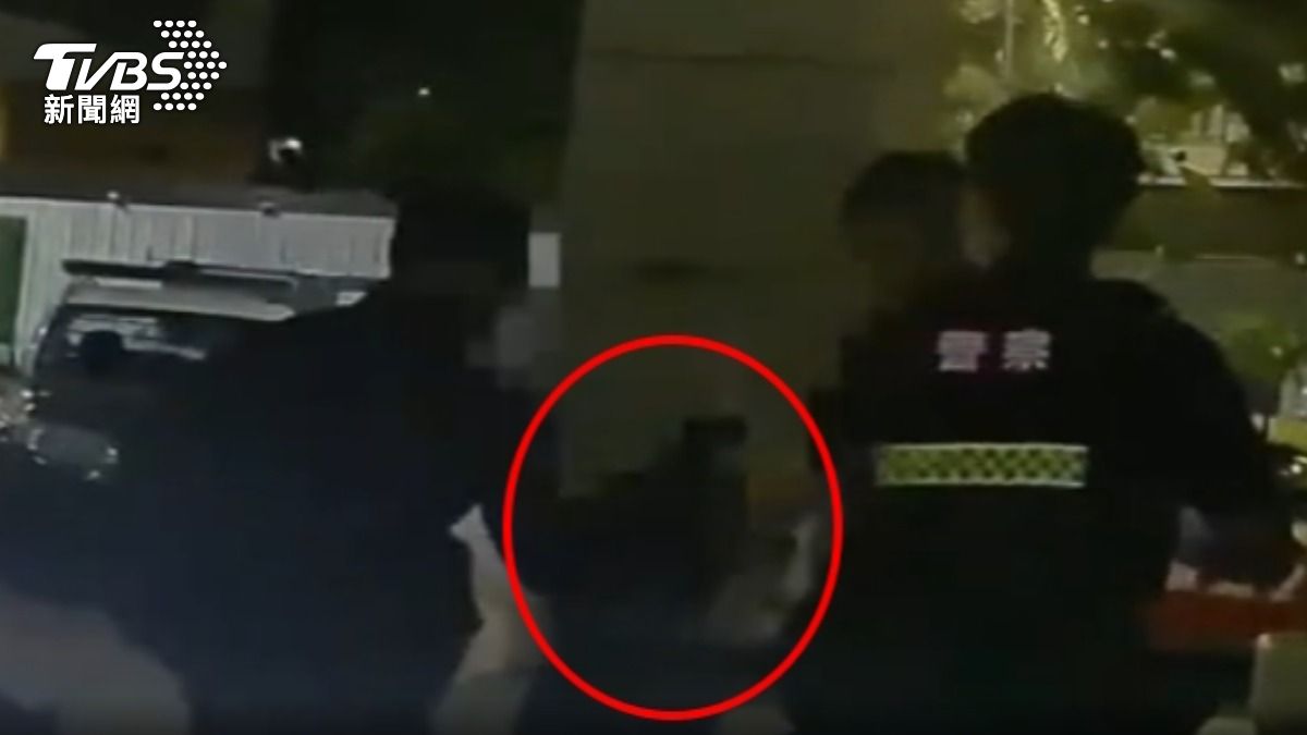 女搭車拒付320元!酒醉踹傷警察大腿 下場慘