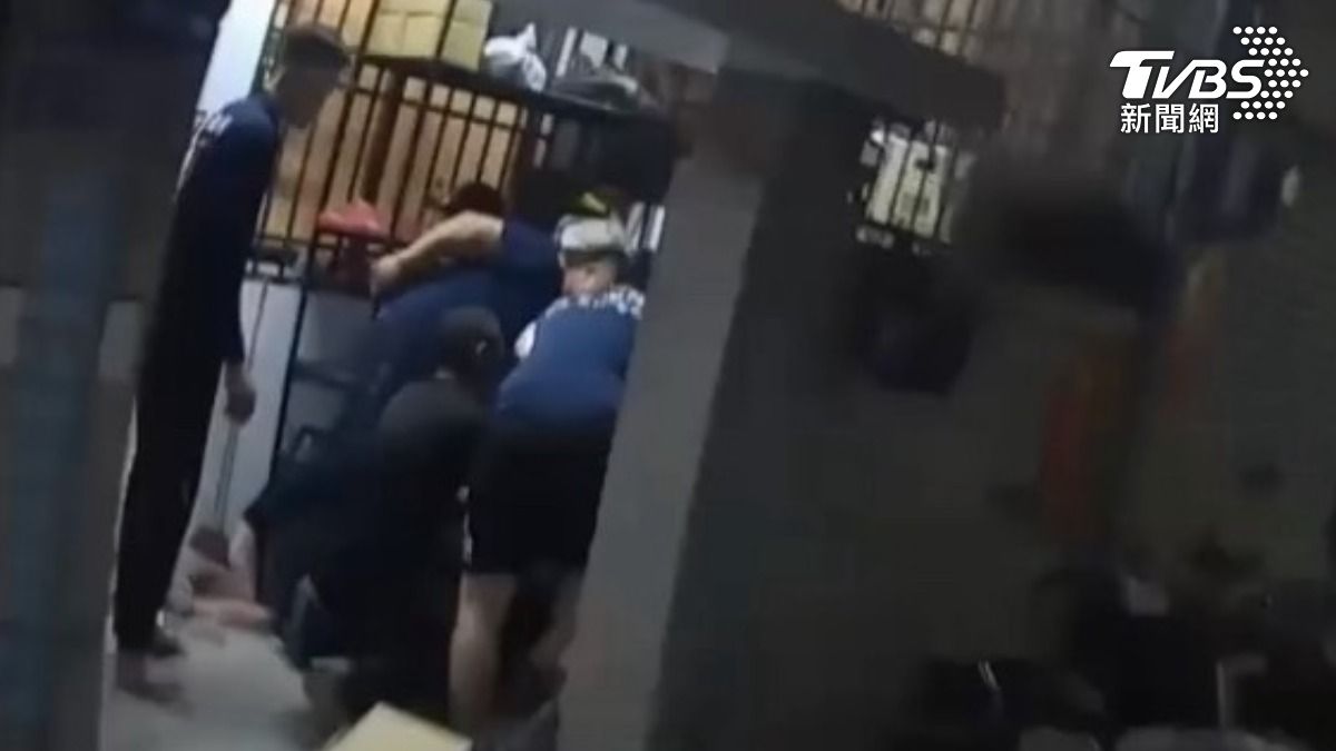 高雄持刀夜襲老闆!醉男闖宿舍揮砍濺血 慘遭壓制移送法辦