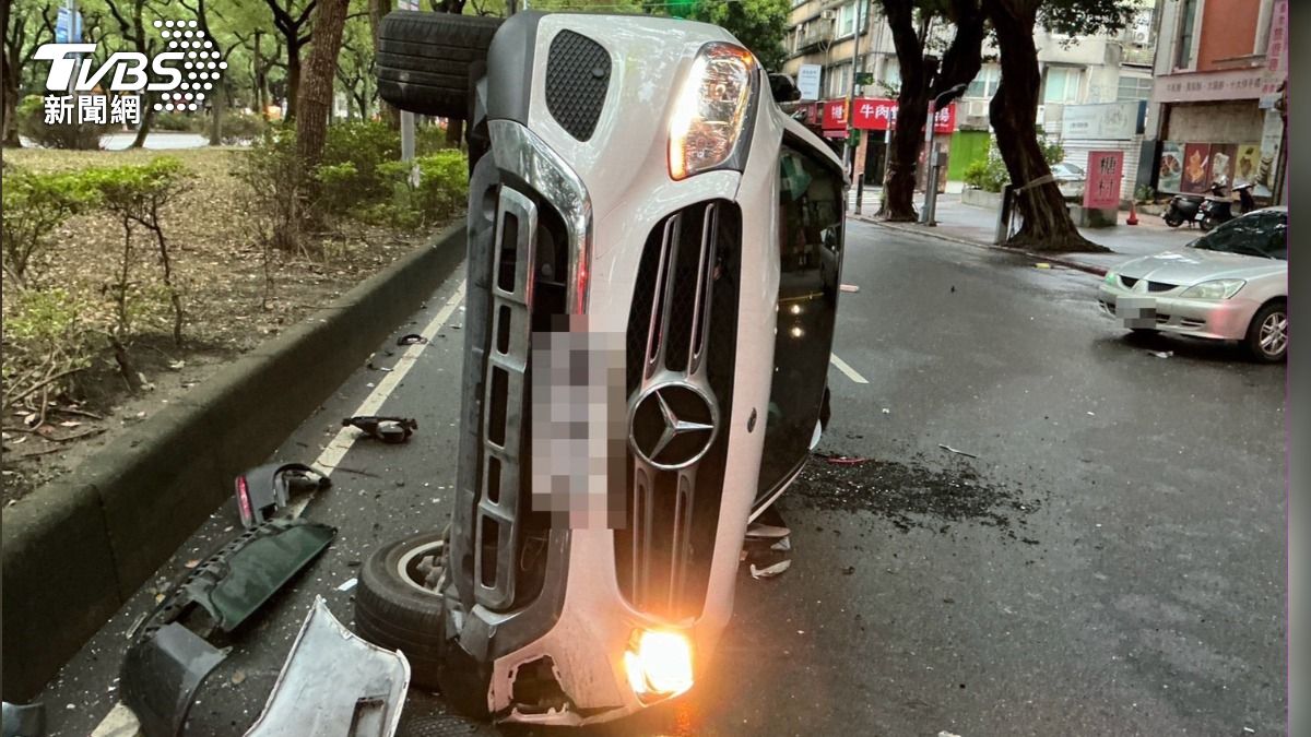 敦化南路連環車禍!賓士趕上班連撞3車「180度側翻」慘況曝