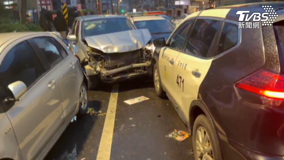 基隆男見車沒熄火直接開走 「跑給警察追」撞5車釀3傷