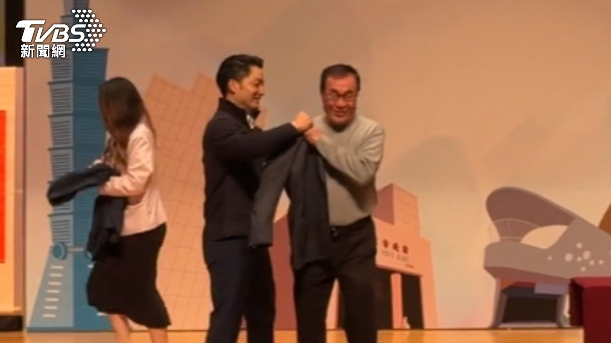 影音/李四川告別北市府! 蔣萬安獻唱、送西裝