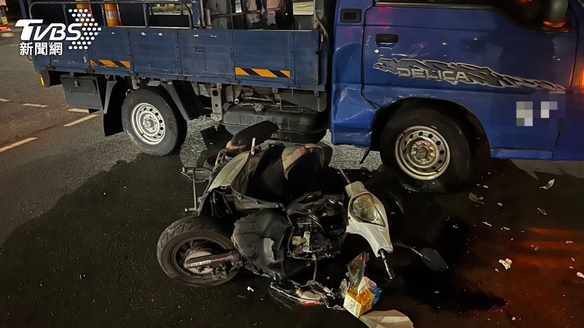 未禮讓釀禍!高雄女騎士遭轉彎貨車擊落 腦出血急送ICU