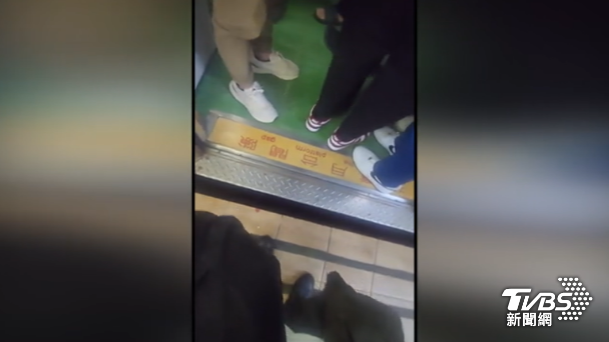 影音/週五晚尖峰遇鬧劇!男疑拿海產占位還嗆人 台鐵誤點12分鐘