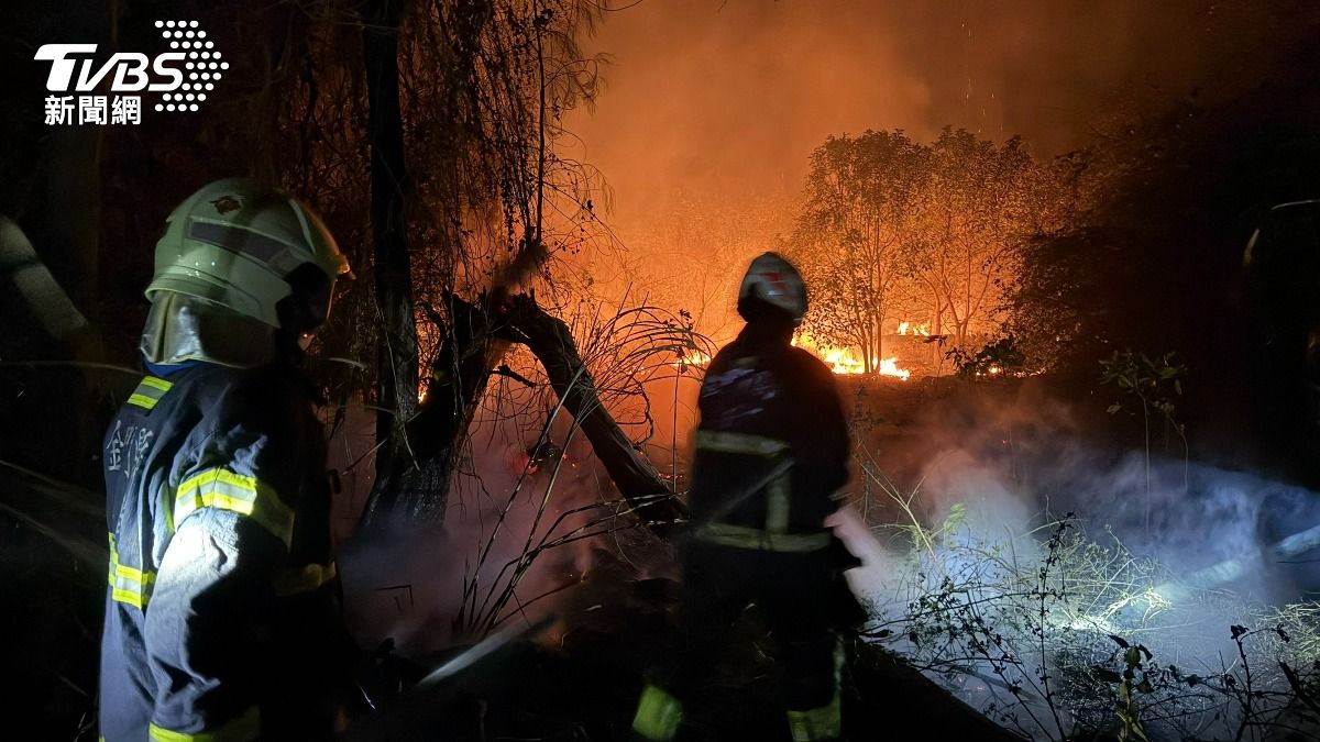 烈焰染橘夜空!金門鎮海宮樹叢狂燃1萬平方公尺 延燒5小時