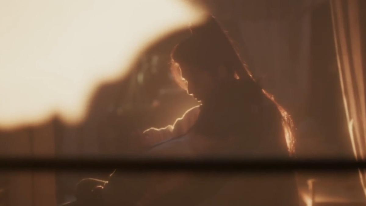 《逐玉》田曦薇裸身刮痧美背全看光!張凌赫擁入懷 曖昧畫面封神